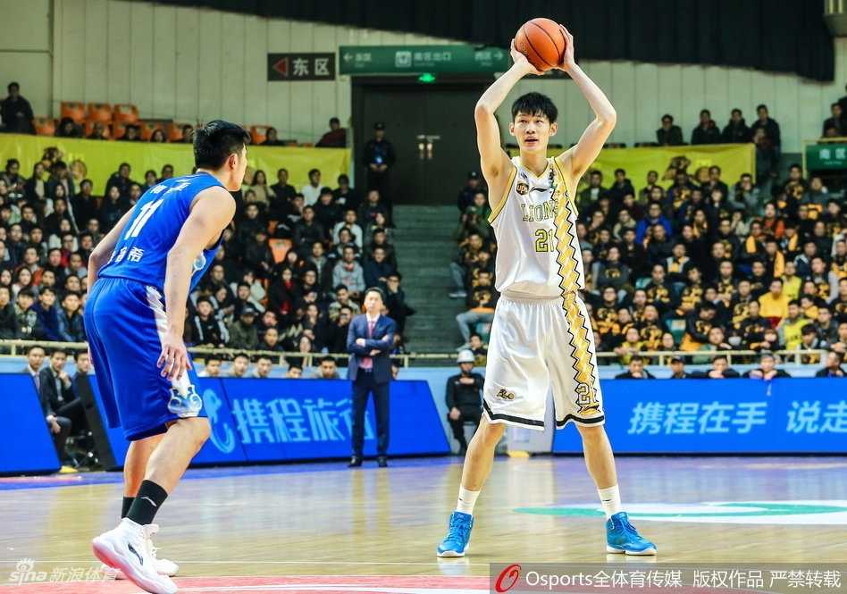 福特森运球疾走如电，眼中只有篮筐和胜利，江苏防守者只能望其项背
