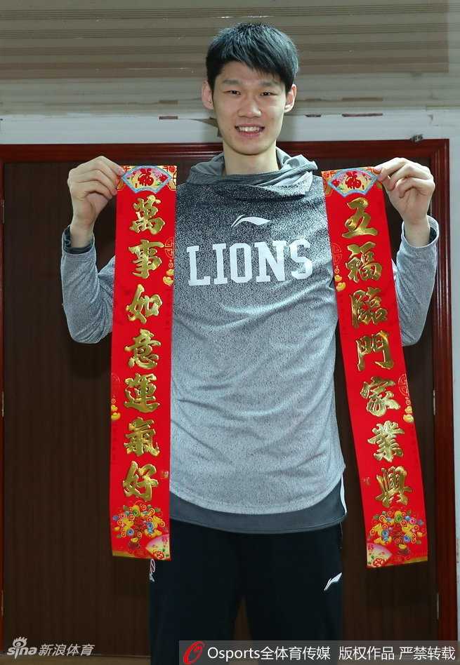 内线球员胡金秋高举春联，神情庄重而温暖，他用最传统的方式向支持他的球迷们许下新一年共同进步的诺言。