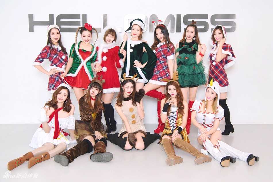 啦啦队队员手托金色礼盒，头戴麋鹿发箍，笑容甜美，仿佛正要派送圣诞惊喜。