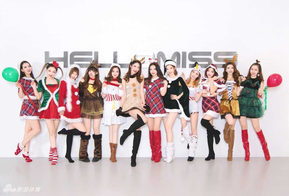 广厦啦啦队全员化身小麋鹿，红色短裙搭配麋鹿发饰，在球场中央留下圣诞大合影，笑容灿烂。