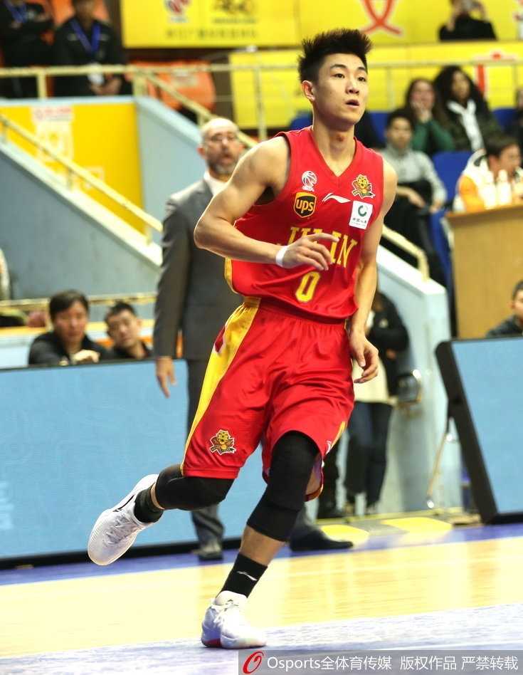 场边的广厦主帅李春江目光如炬，神情专注地注视着场上的一举一动，他的手势仿佛在向弟子们传递着战术指令，沉稳的气场是这支年轻球队的定海神针。