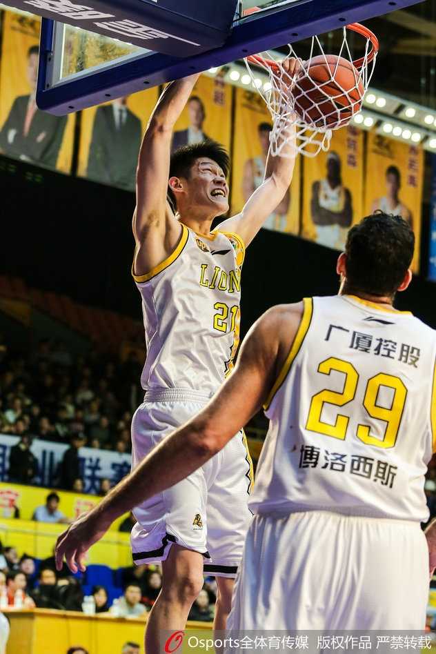 球场之上，广厦外援福特森犹如一位灵巧的魔术师，在吉林队多名球员的围堵缝隙中穿梭，手中的篮球仿佛有了生命，随时准备飞向最有利的攻击位置。