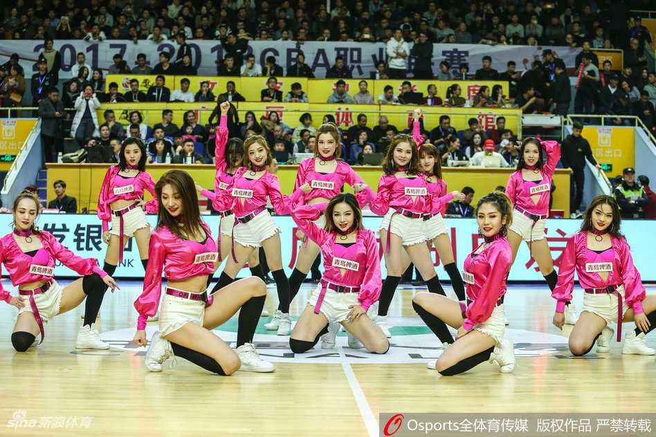 广厦啦啦队黄衣精灵在赛场中央跃起，长发飞扬，灿烂笑容比主场灯光还耀眼，瞬间点燃全场热情。