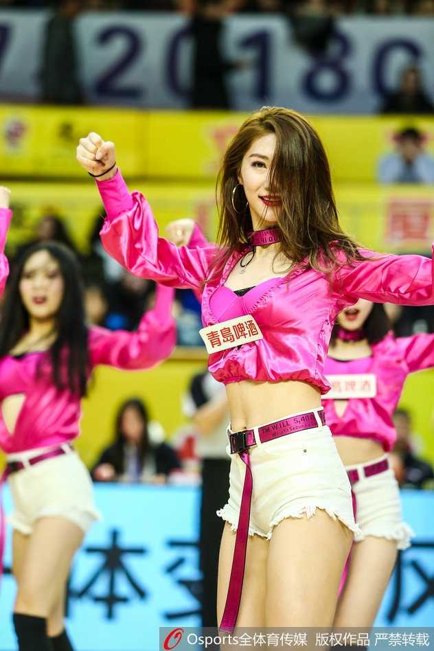 与观众击掌互动，篮球宝贝将看台气氛推向高潮，小球迷脸上洋溢着幸福的笑容。