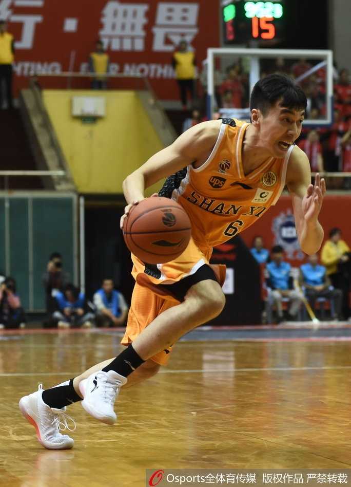 曾令旭试图穿过掩护防守克里斯顿，两人肌肉碰撞的瞬间仿佛能听见赛场上的嘶吼