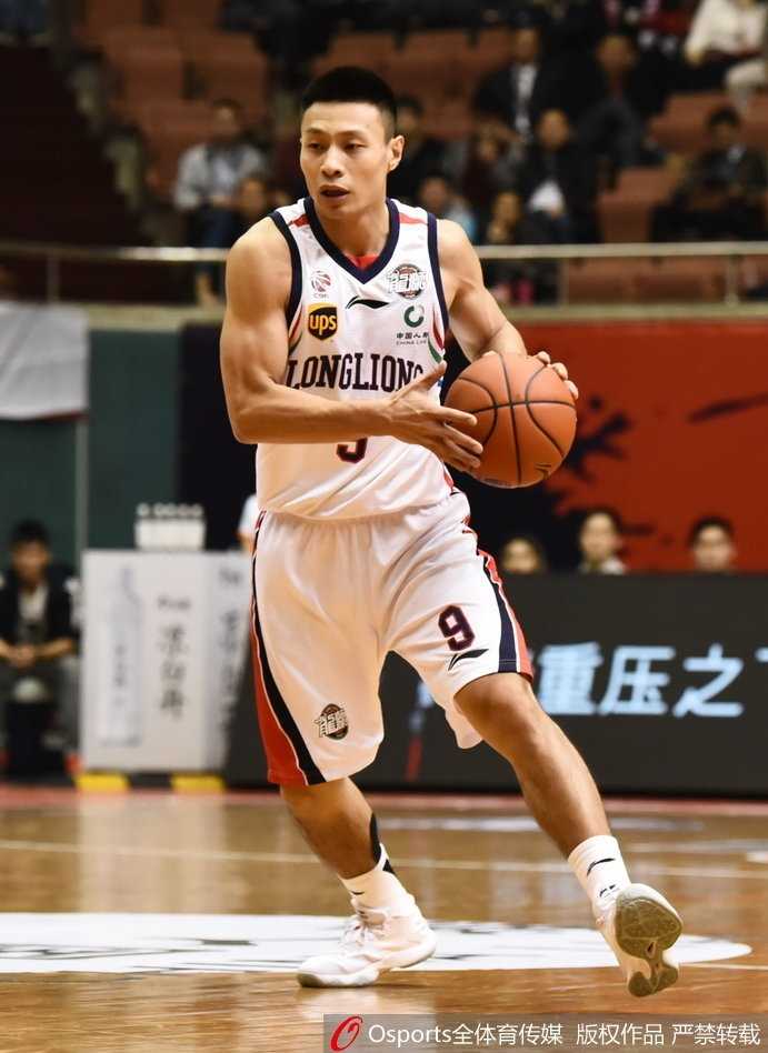 谷玥灼三分出手后依然保持着投篮手势，眼神紧紧盯着在空中旋转的篮球