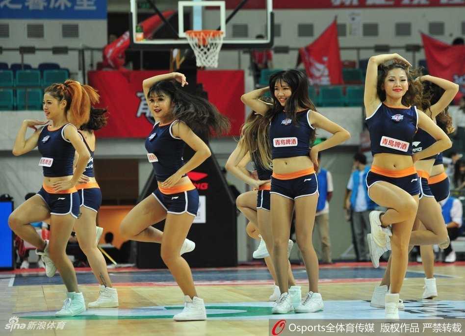 表演结束后，啦啦队员们向观众致意，脸上写满自豪与喜悦，成为赛场最美回忆