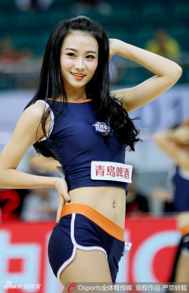 多名啦啦队员排开阵型，同时展示下腰动作，身体呈拱桥状，场面震撼且富有美感