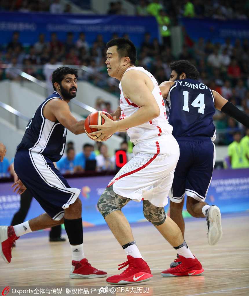 年轻的胡金秋在快攻中轻盈地完成补扣，他的脸上洋溢着青春与自信的笑容，仿佛在向世界宣告中国男篮新时代的到来