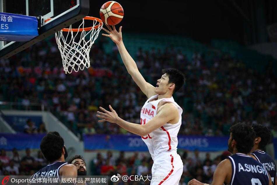 陶汉林在人群中旱地拔葱，单手将球狠狠砸进篮筐，对手的防守球员只能望球兴叹，整个画面充满了力量与统治力，让人感受到“小鲨鱼”称号名不虚传