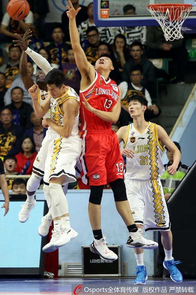 广州队球员陈盈骏命中关键三分后握拳怒吼，庆祝这记扳平比分的重要进球