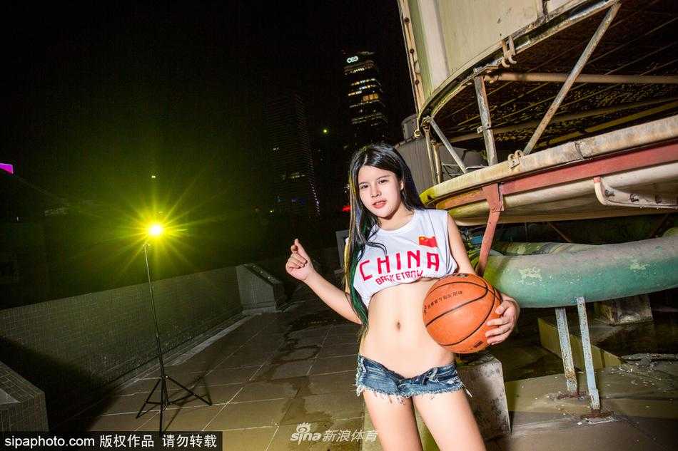 压轴照片中，宝贝们集体亮相，或站或坐于球场阶梯上，每个人脸上都洋溢着灿烂的笑容，修长美腿整齐排列，构成一幅极具视觉冲击力的青春画卷。