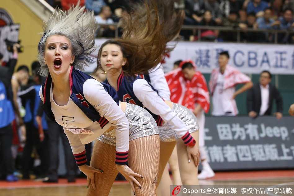 活力四射的篮球宝贝们齐舞瞬间，修长美腿在球场灯光下划出优美弧线