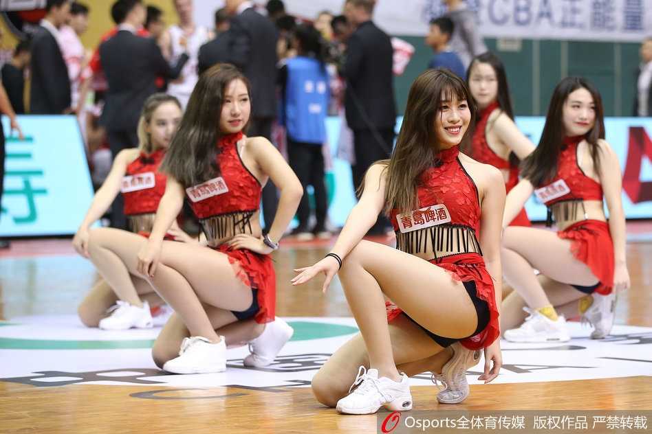 谢幕时宝贝们集体向观众致意，健康的小麦色肌肤和灿烂笑容定格了最美瞬间