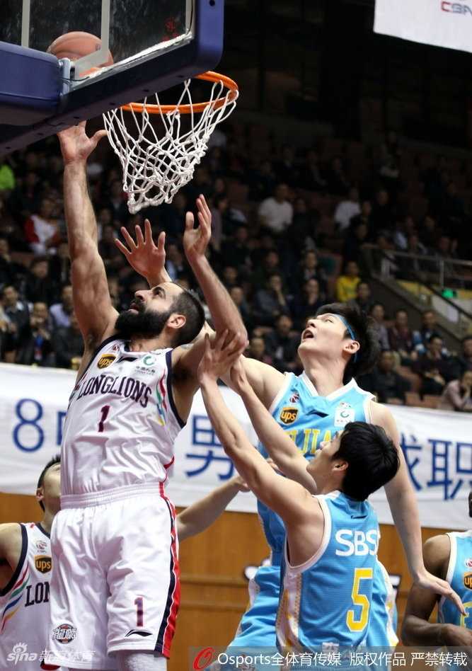 广州队球员克里斯顿在福建队球员的严密防守下强行突破，眼神中透露出必胜的决心。