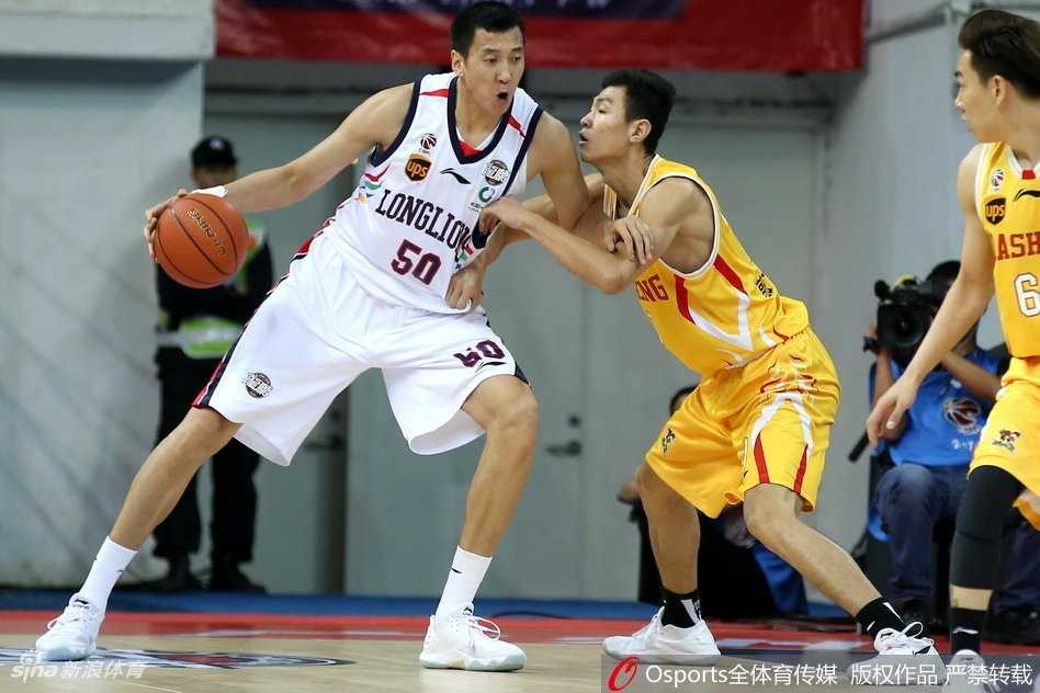 广州队后卫如猎豹般冲破同曦防线，开场便用不知疲倦的撕咬式防守奠定比赛基调