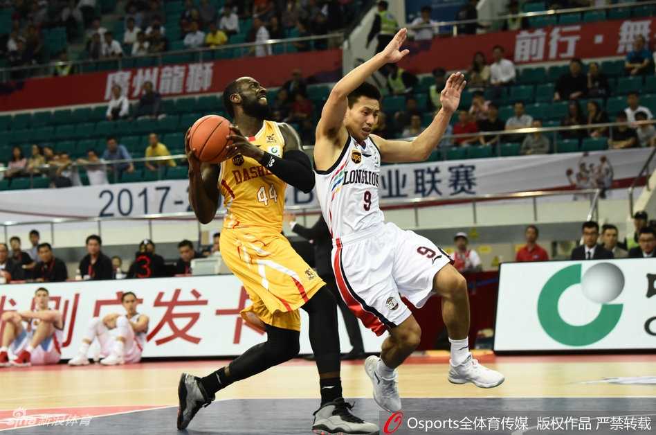 广州队将士们紧紧相拥，汗水与激情交织成一幅热血篮球的画卷