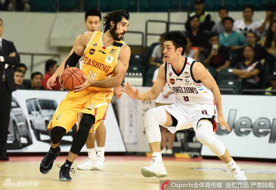 主帅崔万军双手拢成喇叭状向场内呐喊，眼神里透露出对下半场翻盘的绝对自信