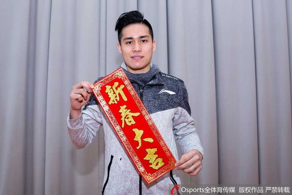 外援们入乡随俗地拿着红包合影，大外援汉斯布鲁被队友们逗得开怀大笑，此刻他们不仅是场上的战友，更是这个大家庭里一起过年的兄弟。