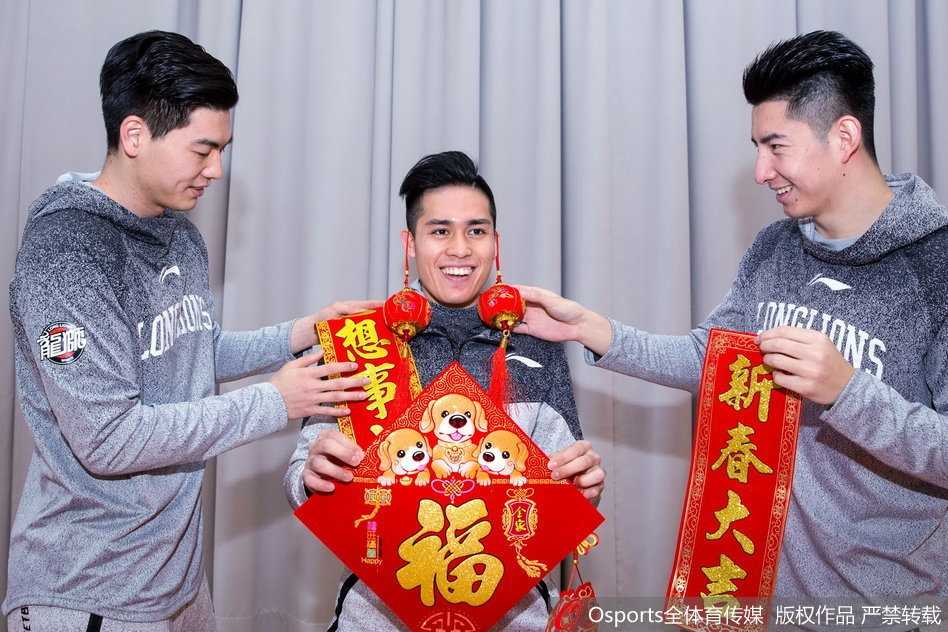 宝岛核心陈盈骏眉眼弯弯，俏皮地将大红灯笼挂在耳边，喜庆的红色映衬着他阳光的笑容，仿佛在用这种特别的方式向所有球迷传递着新春的福气与季后赛的喜悦。