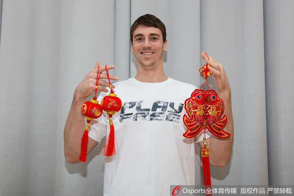 全队围在一起展示着巨大的“福”字，鞠明欣笑得格外灿烂，作为经历过球队最低谷时期的老将，此刻的他正享受着突破历史的荣光，全队上下拧成一股绳的凝聚力透过画面扑面而来。