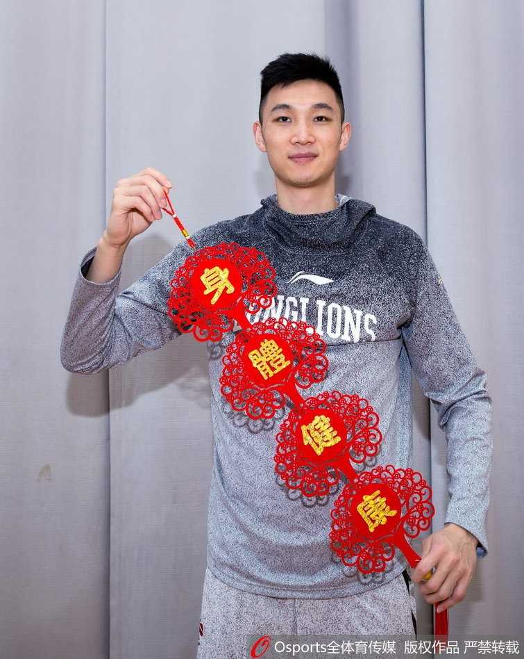 几名球员调皮地挤在一起，试图抢镜拜年，搞怪的动作和灿烂的笑容让整个更衣室都充满了欢乐的气息，诠释了团队如家的温暖。