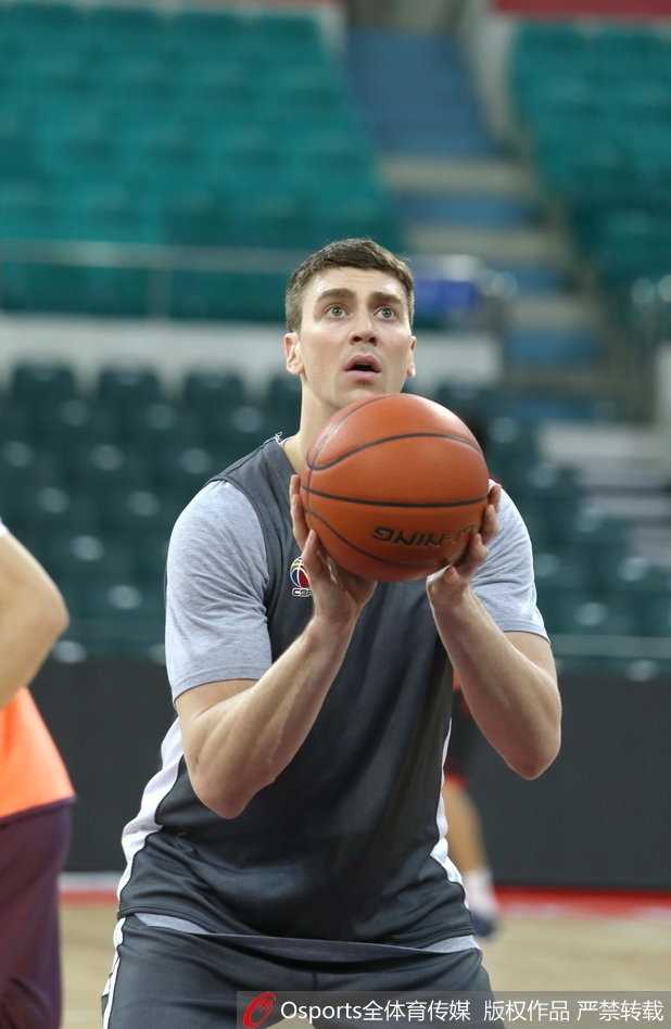 福格在训练中眼神坚毅，运球穿越全场，举手投足间尽显核心后卫的领袖气质。