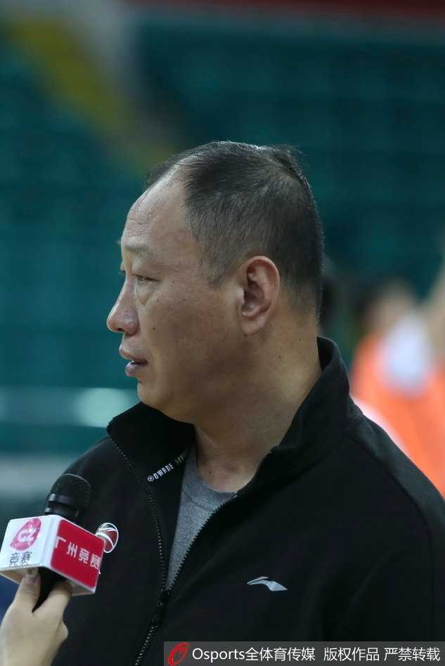 状元秀陈盈骏控球观察队友跑位，神情专注，正在寻找一击致命的机会。