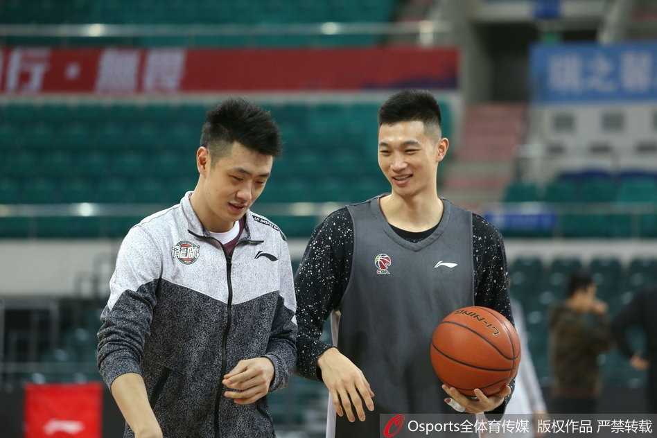 全队训练结束围成一圈，齐声高喊加油，手掌叠在一起，气氛热烈而团结。