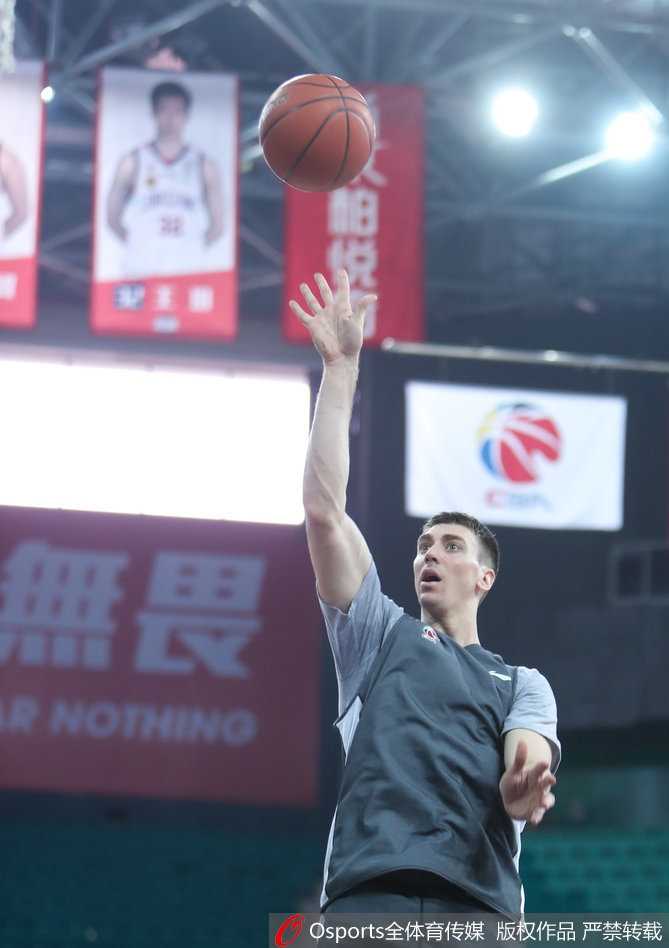 广州队全队在场地中央围成一圈，主教练站在圆心布置最后的战术，球员们低头聆听，拳头紧握，团队的凝聚力在这一刻具象化。