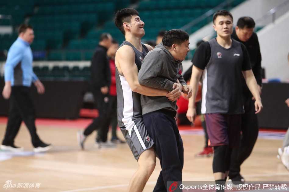 广州男篮赛前训练，核心外援弗格在教练组陪同下进行投篮热身，目光坚定，神情专注。