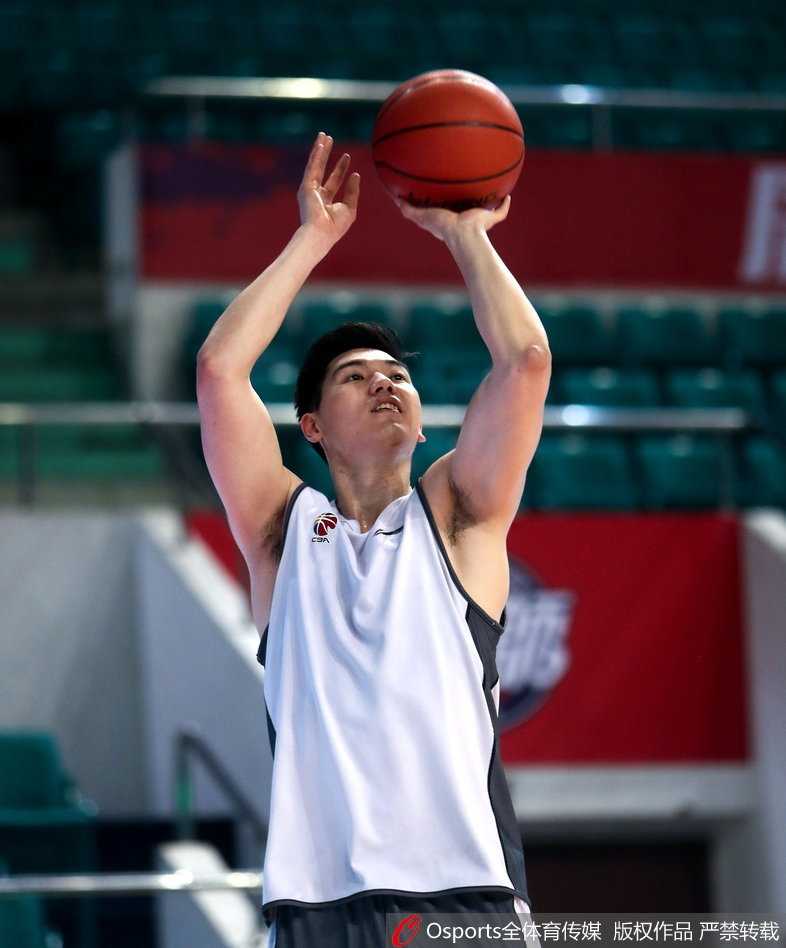 外援弗格在训练间隙与队友陈盈骏交流心得，弗格用手势比划着刚才的挡拆配合，眼神专注而信任，这对后场组合渴望在今晚的比赛中用更犀利的突破撕开深圳队的防线。