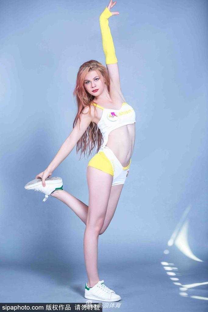 篮球宝贝在演出后台的随拍，肌肤白皙动人，妩媚的眼神仿佛在诉说对舞台的无限眷恋与热爱