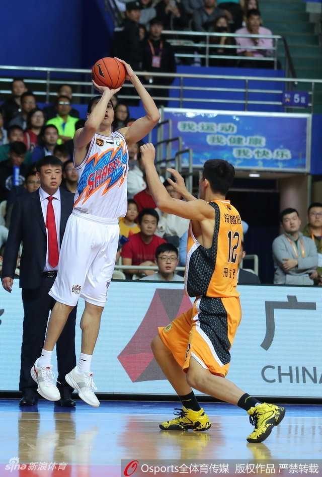 山西神射手李敬宇手起刀落，此役他飙中7记三分球，让上海队的防守一次次无功而返。