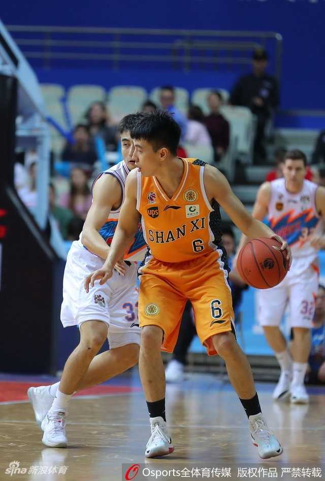 阿根廷钻石斯科拉篮下强攻，他拼尽全力砍下32+17的豪华两双，却只能无奈吞下失利苦果。