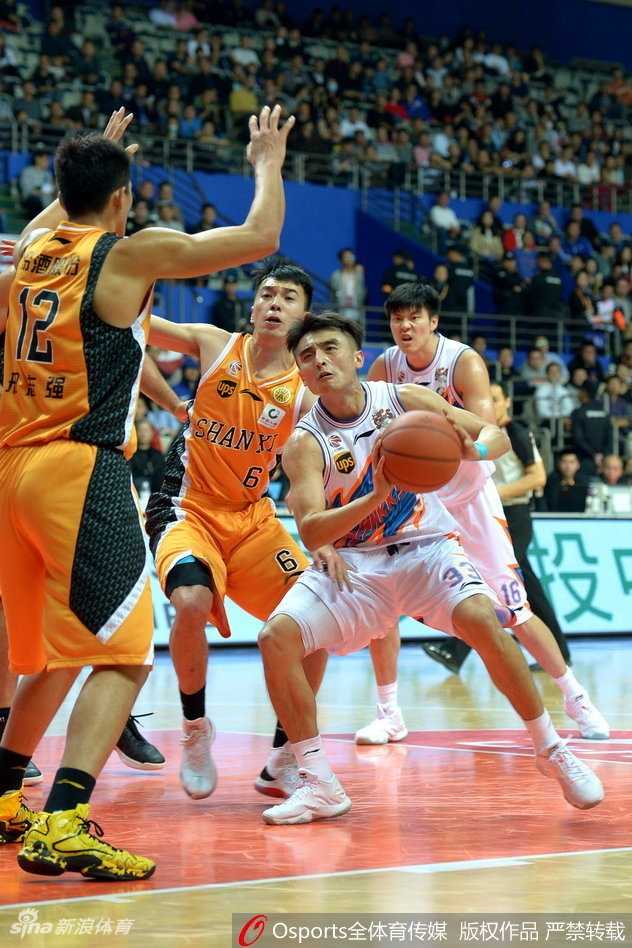 董瀚麟双手挂筐暴扣，他用16分6板和一次次强硬的防守，撑起了上海队的内线天空。
