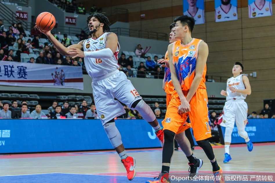 蔡亮接队友长传后如神兵天降，双臂挂筐大力灌篮，整个球馆瞬间被他炸裂的身体素质点燃。