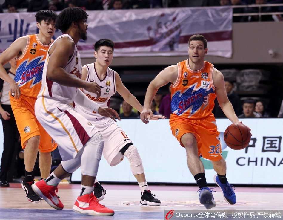 威姆斯强行突破上篮，身体在空中完全舒展，用指尖轻柔地将球挑向篮板，展现了他惊人的身体素质。