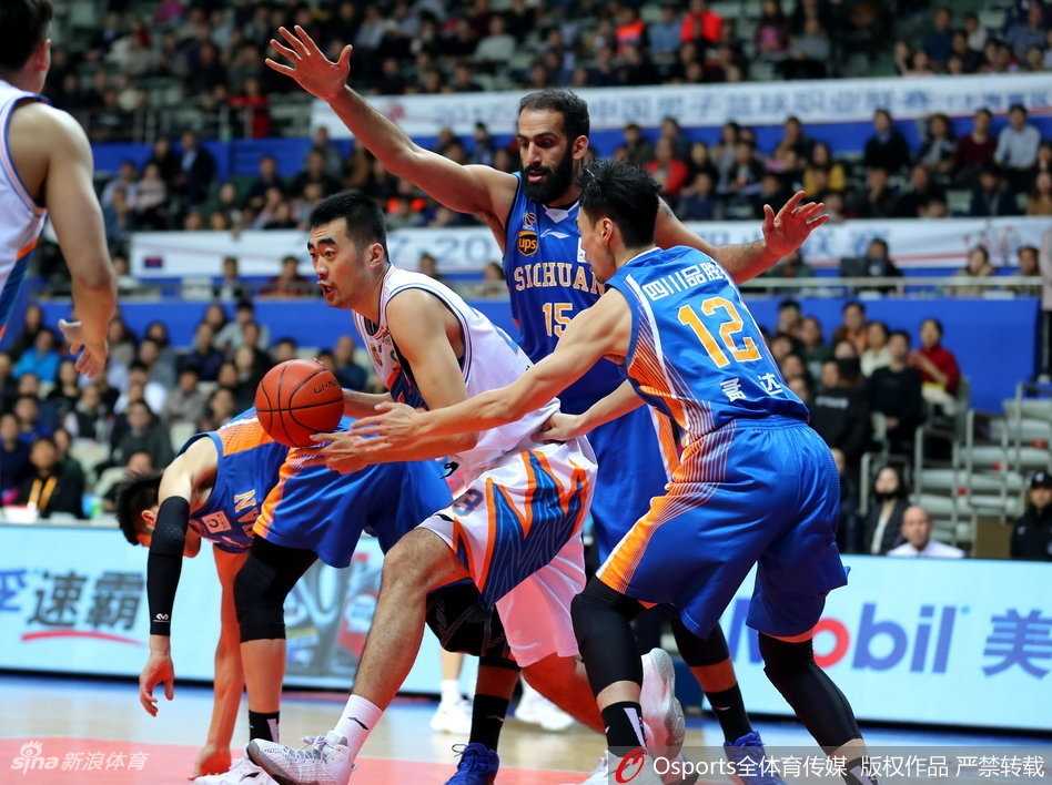 赛后，弗雷戴特与昔日的上海队魂刘炜紧紧拥抱，两人相视而笑，一切尽在不言中