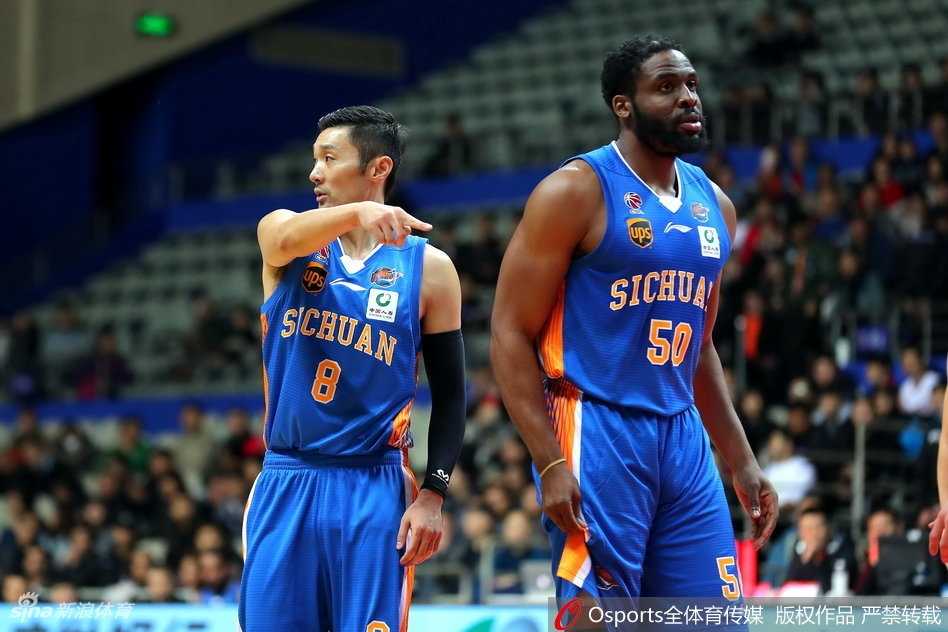 董瀚麟高高跃起，以一记势大力沉的单手劈扣点燃全场，队友们纷纷起身欢呼