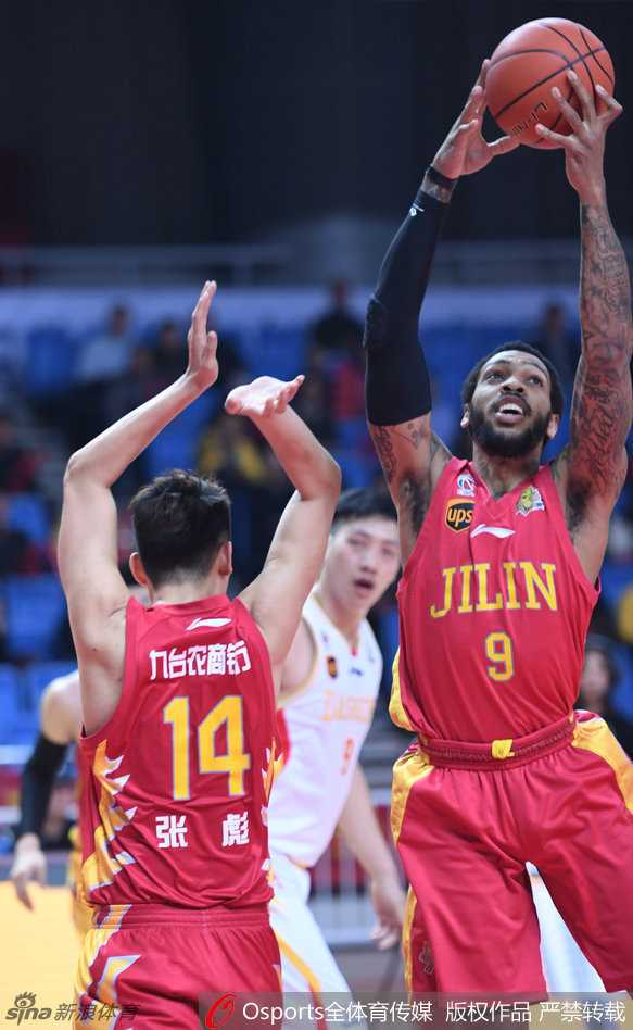 原帅借助队友掩护完成飞身上篮，身体在空中舒展，指尖轻轻一拨将球送入篮筐