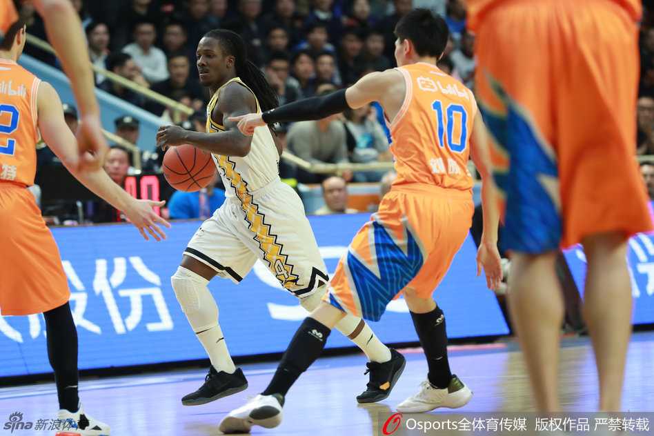 邹雨宸在内线卡位拼抢篮板，肌肉线条分明，展现出力量与对抗的极致美感