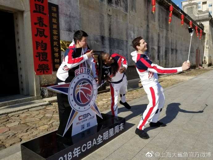 吉默·弗雷戴特（左）与福特森、顾全在古建筑前微笑合影，阳光明媚，背景亭台楼阁古色古香。