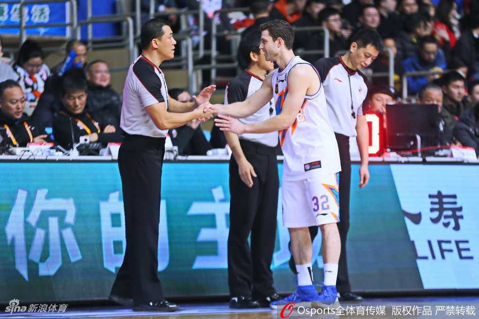 蔡亮稳稳命中投篮后，握拳怒吼，脸上的青筋暴起，将压抑了整个常规赛的情绪尽情宣泄，这一刻他属于胜利者。