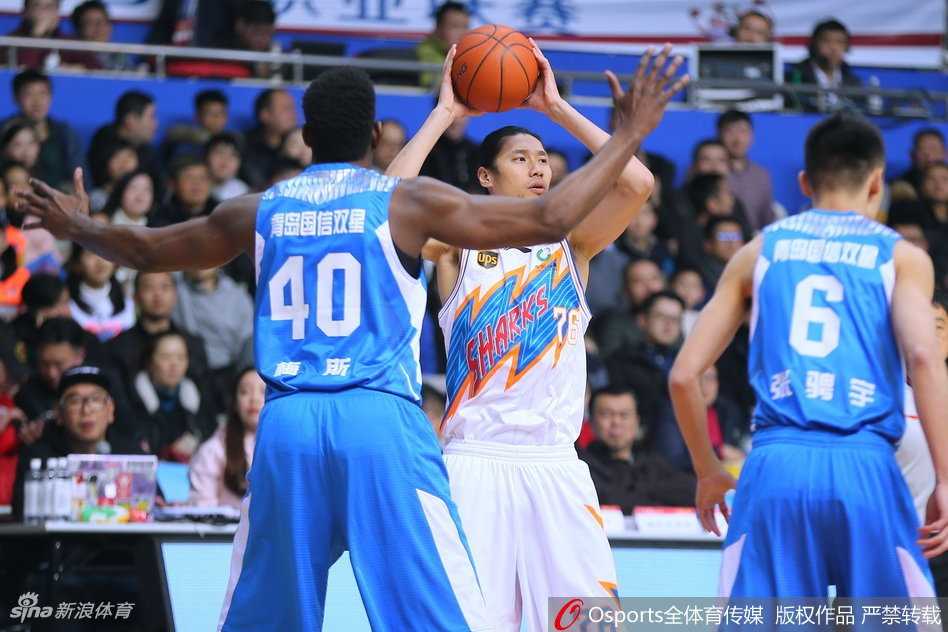 翟逸高高跃起，在空中舒展身体，以一记势大力沉的单手劈扣终结进攻，展现了“弹簧人”惊人的身体素质和爆炸般的视觉冲击。