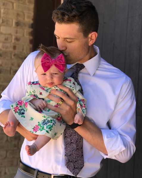 一家三口其乐融融的合影，弗雷戴特怀抱着女儿，妻子依偎在身旁，微笑的脸上写满了家庭的温暖与幸福