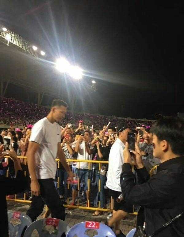 阿联在人群簇拥中稳步前行，周围歌迷纷纷举起手机争相拍照，这一刻他不仅是篮球场上的英雄，也是演唱会现场最耀眼的明星。