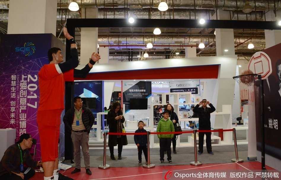 在上海创博会的聚光灯下，身高两米二零的‘机器人姚明’静静伫立，其类人的肌肤纹理与深邃的五官，仿佛一位沉默的蓝色巨人凝视着前方。