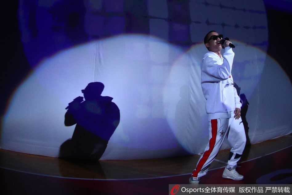 易建联在防守球员的注视下腾空而起，以一记势大力沉的单手劈扣终结进攻，全场球迷起立欢呼，这是他本场冲击MVP的缩影。