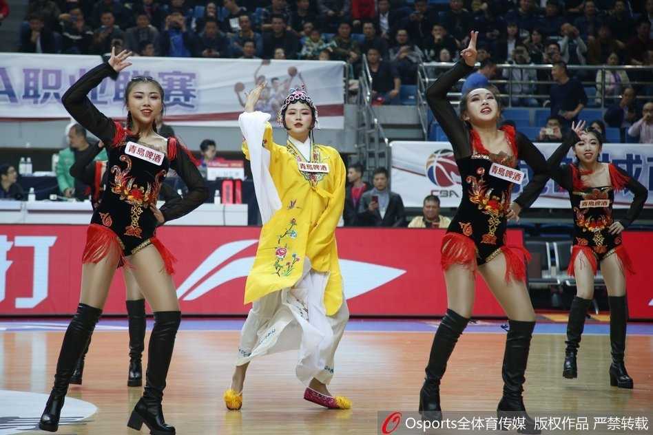 表演结束后，篮球宝贝们在通道口合影留念，她们手持助威花，摆出优雅的戏曲姿势，将这一夜的精彩永远定格在镜头之中。